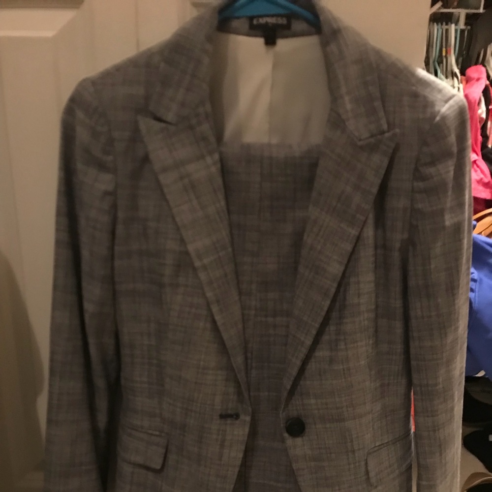 Size 4’express grey suit  great condition